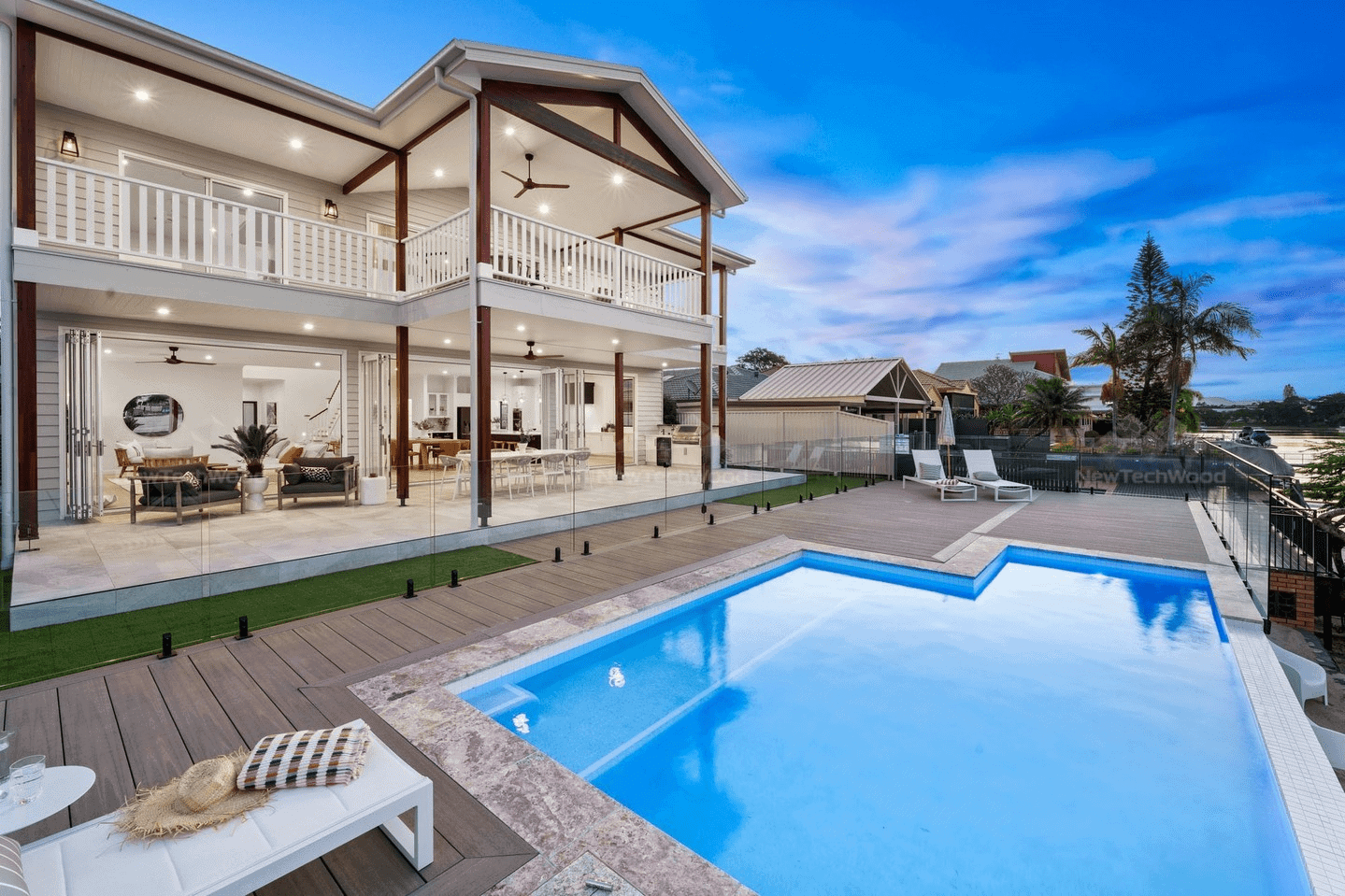 ไม้พื้นสังเคราะห์ ตัวเลือกที่ดีที่สุดแห่งยุค! สำหรับตกแต่งพื้นรอบสระว่ายน้ำ