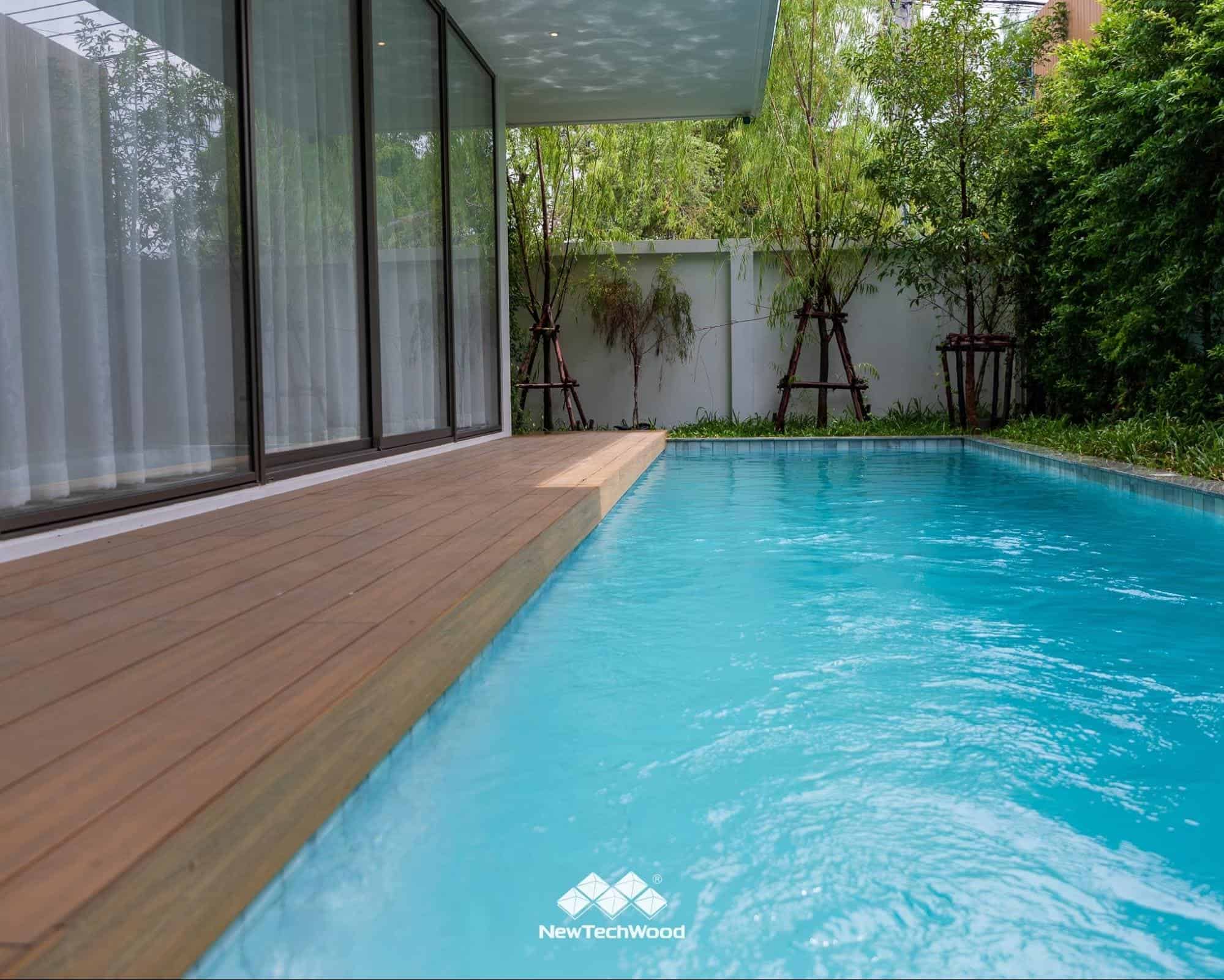 ไม้พื้นสังเคราะห์ ตัวเลือกที่ดีที่สุดแห่งยุค! สำหรับตกแต่งพื้นรอบสระว่ายน้ำ