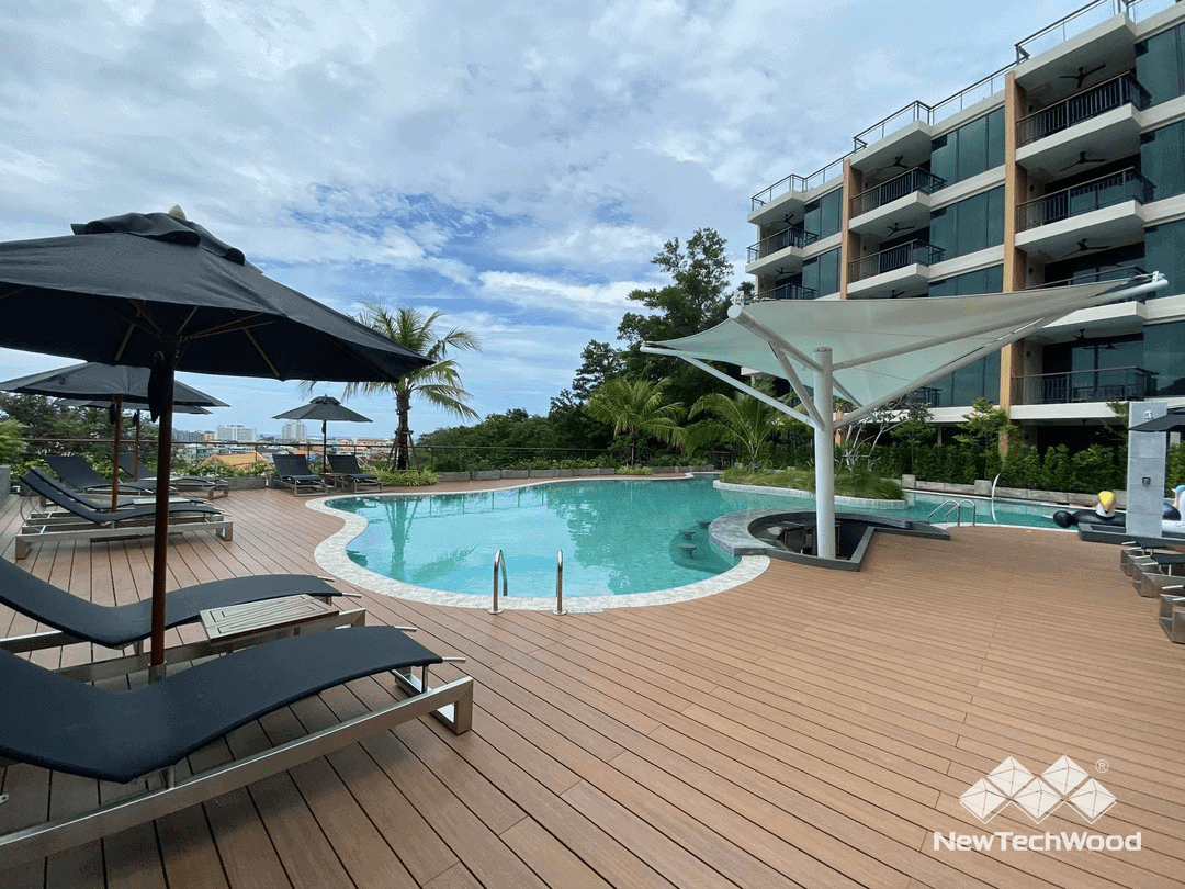 ไม้พื้นสังเคราะห์ ตัวเลือกที่ดีที่สุดแห่งยุค! สำหรับตกแต่งพื้นรอบสระว่ายน้ำ