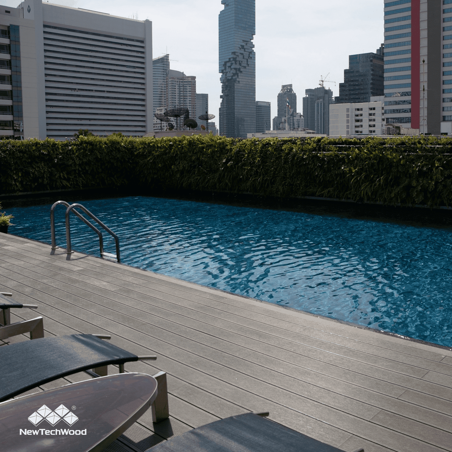 ไม้พื้นสังเคราะห์ ตัวเลือกที่ดีที่สุดแห่งยุค! สำหรับตกแต่งพื้นรอบสระว่ายน้ำ