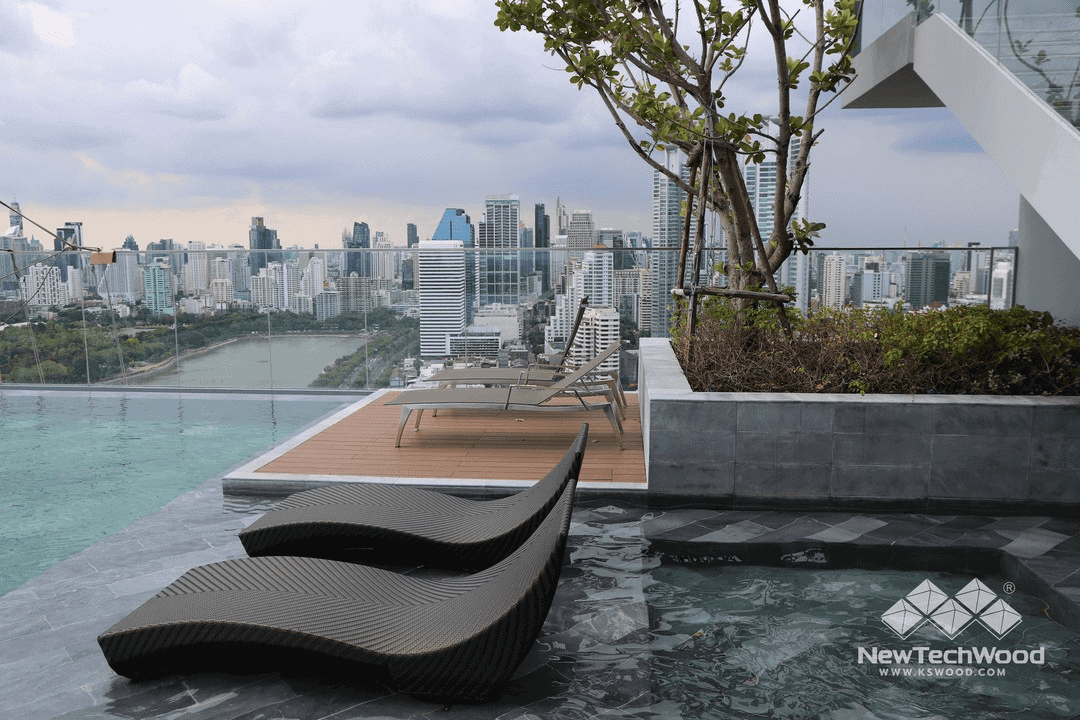 ไม้พื้นสังเคราะห์ ตัวเลือกที่ดีที่สุดแห่งยุค! สำหรับตกแต่งพื้นรอบสระว่ายน้ำ