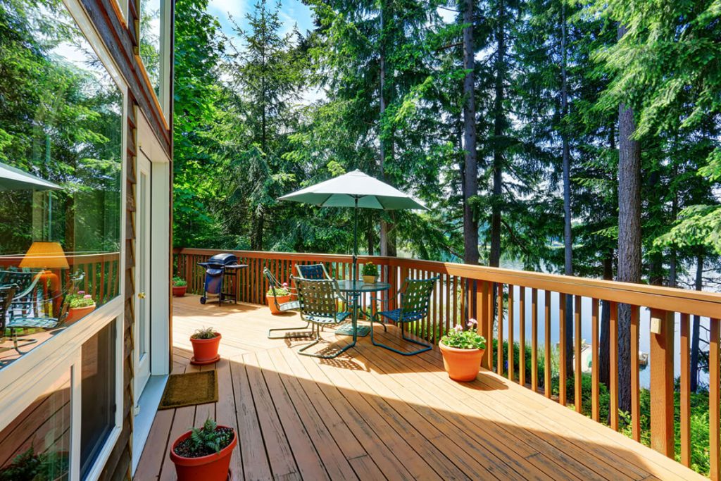 จะตกแต่งบ้านด้วยระแนงไม้ทั้งที จะเลือก “ระแนงไม้สังเคราะห์” หรือ“ระแนงไม้จริง” แบบไหนดี!!