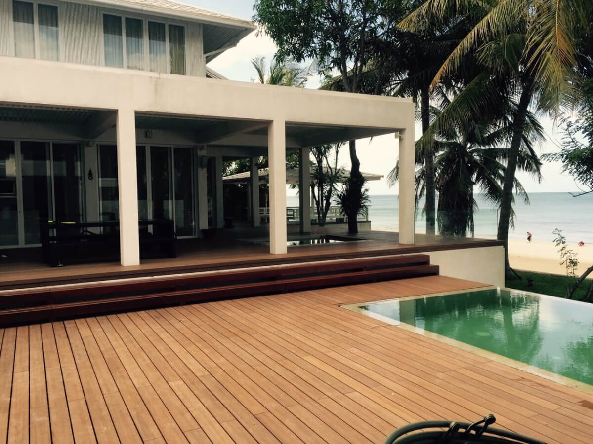 สระว่ายน้ำ กับการตกแต่งพื้นรอบๆ เพื่อความสะดวก และผ่อนคลาย