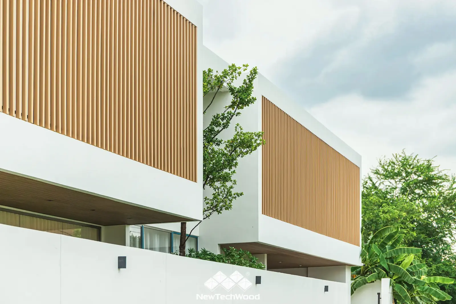 Project Reference Modern & Minimal Style งานติดตั้งระแนงไม้เทียม เคลือบผิวพิเศษ  สำหรับใช้งานภายนอกโดยเฉพาะ แข็งแรงทนทาน สีไม่ซีดจาง 