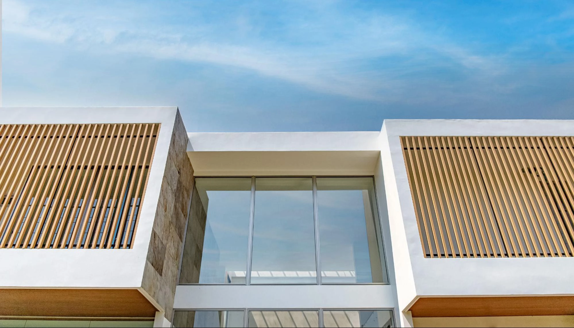 Project Reference งานติดตั้งระแนงไม้เทียมเคลือบผิวพิเศษ บ้านพักส่วนบุคคล สี Red Cedar สไตล์ Modern และ Minimal