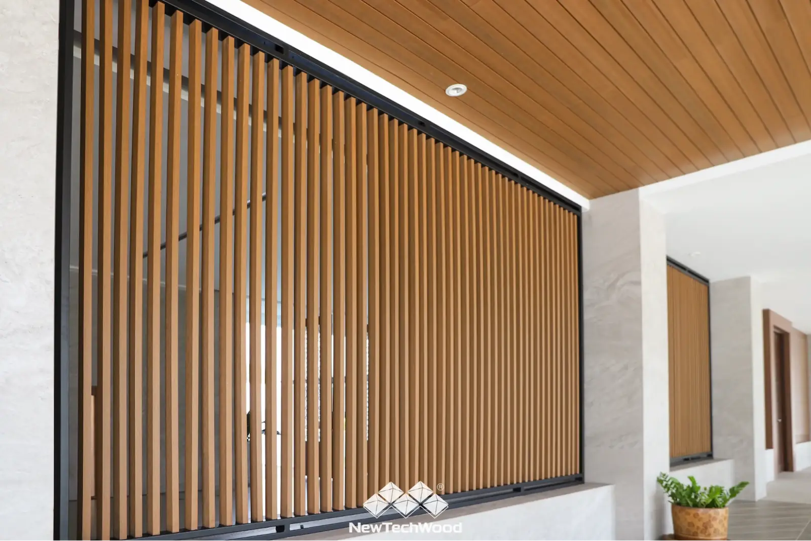 Project Reference Modern & Minimal Style งานติดตั้งระแนงไม้เทียม เคลือบผิวพิเศษ  สำหรับใช้งานภายนอกโดยเฉพาะ แข็งแรงทนทาน สีไม่ซีดจาง 