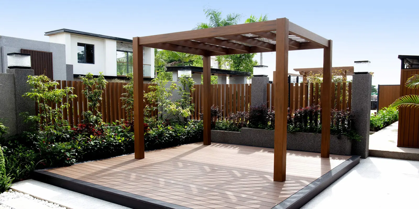 งานติดตั้ง ซุ้มไม้ระแนง หรือ Pergola วัสดุ ระแนงไม้เทียมแกนอลูมิเนียม เคลือบผิวพิเศษ รับประกันสินค้านาน 25 ปี