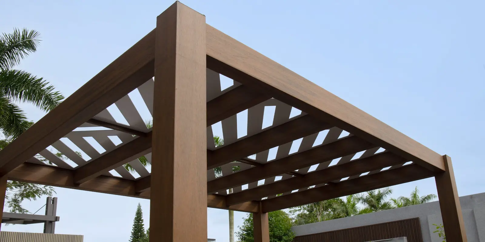 งานติดตั้ง ซุ้มไม้ระแนง หรือ Pergola วัสดุ ระแนงไม้เทียมแกนอลูมิเนียม เคลือบผิวพิเศษ รับประกันสินค้านาน 25 ปี