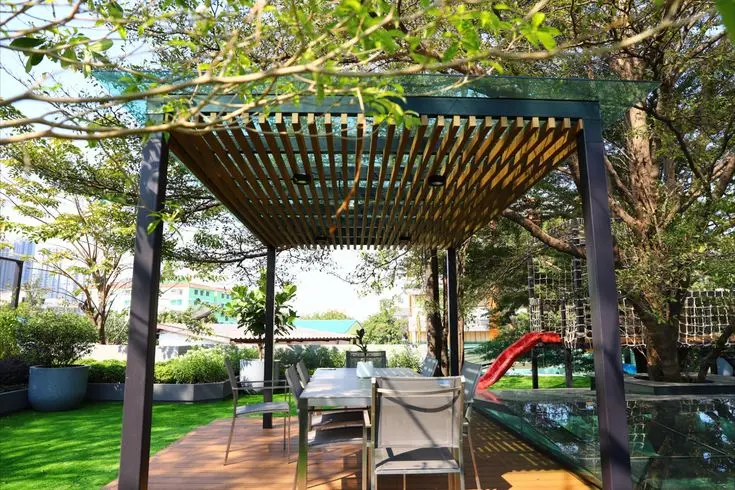 งานติดตั้ง ระแนงไม้เทียม K.S. WOOD เคลือบผิวพิเศษ NewTechWood เป็นโครงระแนงบังแสงแดด สำหรับพื้นที่พักผ่อนภายนอก ค้างไม้เลือยในงานจัดสวน