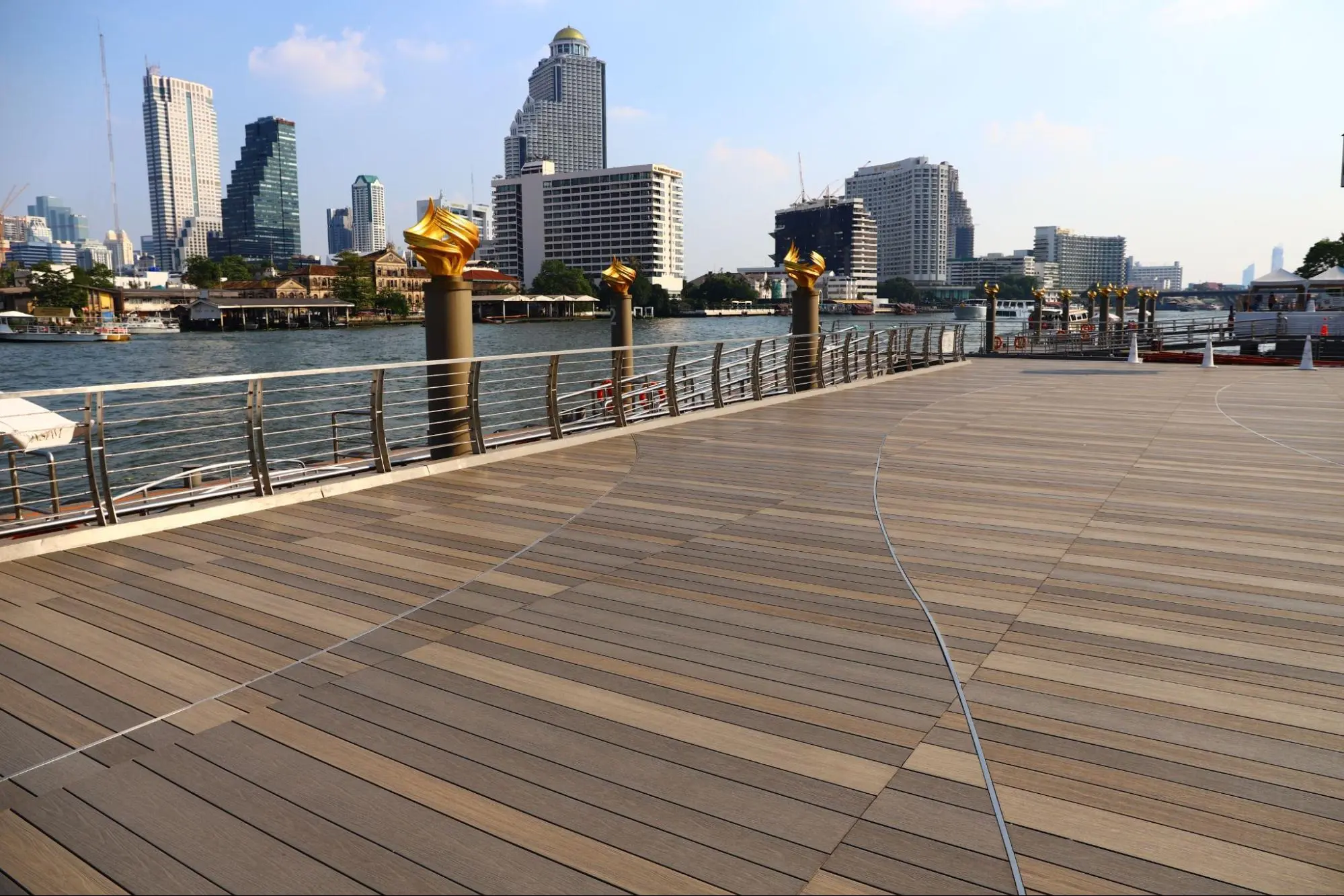 Project : ท่าเรือริมแม่น้ำเจ้าพระยา ศูนย์การค้า  ICONSIAM   เบื้องหลังความงามระดับแลนด์มาร์ก เทคนิคการปูไม้เทียมแบบใหม่ ที่ใช้สีเทาสลับโทน อ่อน เข้ม และขนาดแผ่นไม้เทียม ที่แตกต่างกัน เพื่อถ่ายทอดลวดลายแห่งสายน้ำที่ตรงตามความต้องการของสถาปนิก