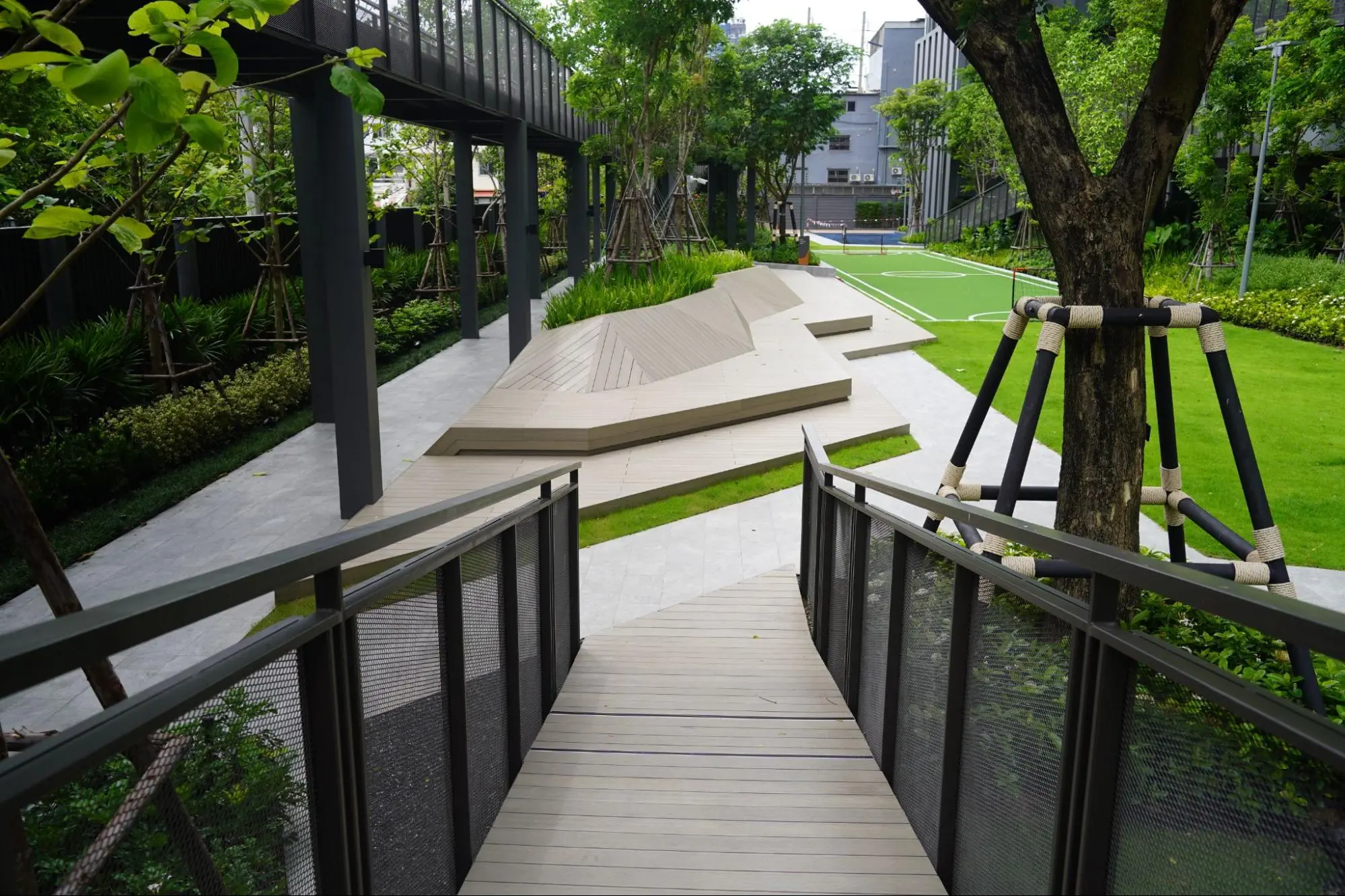 Project : Common Area คอนโด Life Sathorn Sierra การปรับใช้ไม้เทียมให้เป็นสถานที่ เชื่อมโยงทุกกิจกรรม ให้สอดรับกับวิถีที่เป็นธรรมชาติ  ตรงตามคอนเซปต์ ของสถาปนิก 