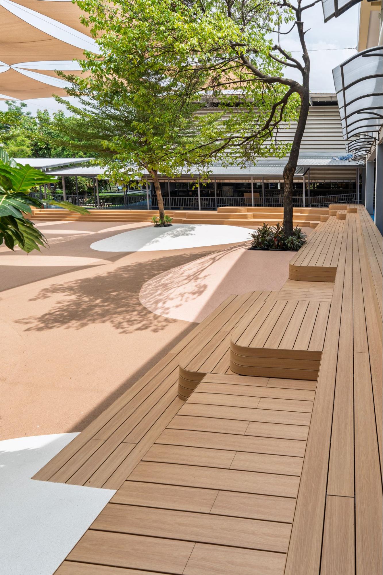 พื้นไม้เทียม K.S. WOOD สี RED CEDAR กับผลงาน โครงการ โรงเรียนแย้มสอาดรังสิต กับ คอร์ตยาร์ดสนามเด็กเล่น ไม้เทียมดัดโค้ง