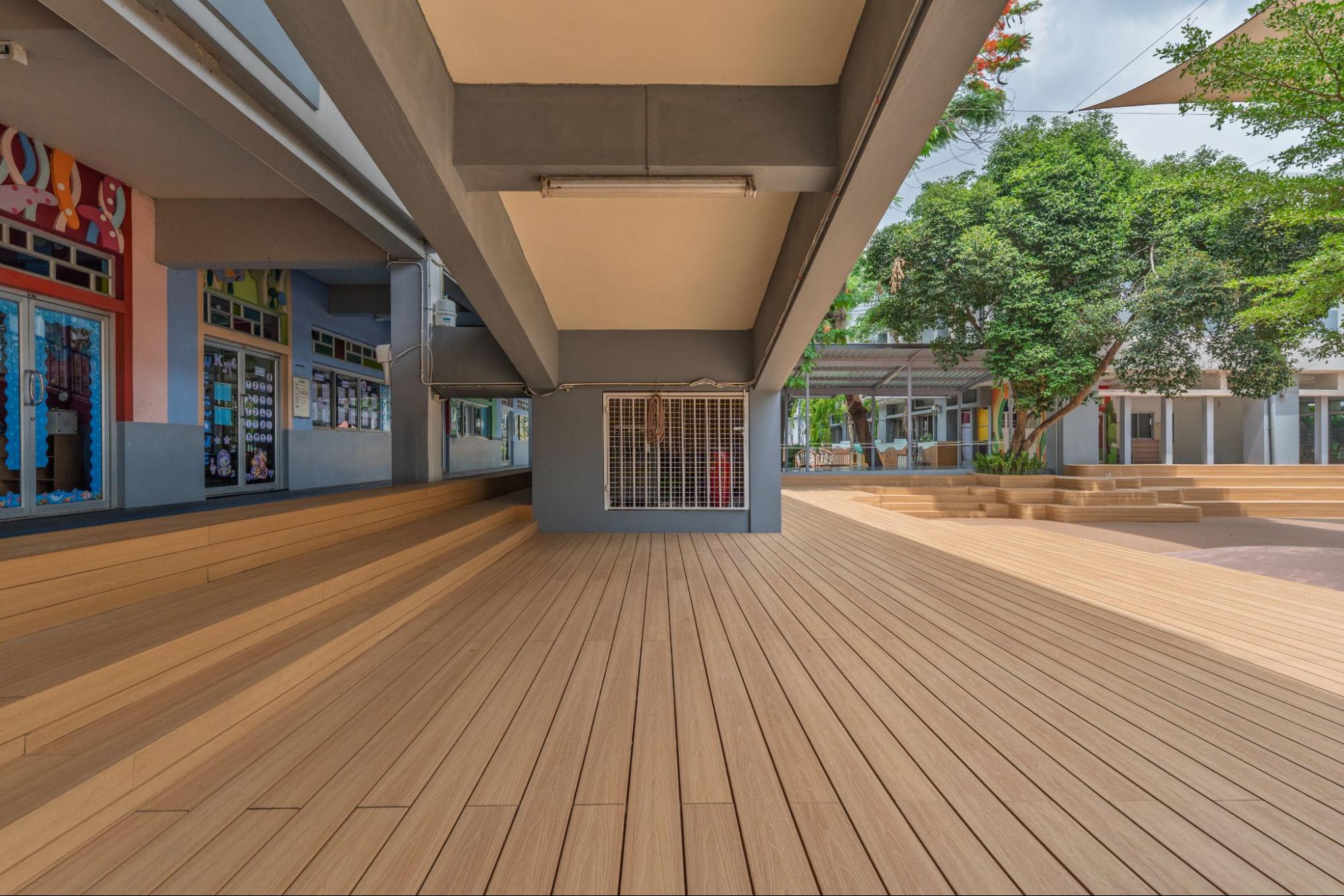 พื้นไม้เทียม K.S. WOOD สี RED CEDAR กับผลงาน โครงการ โรงเรียนแย้มสอาดรังสิต กับ คอร์ตยาร์ดสนามเด็กเล่น ไม้เทียมดัดโค้ง