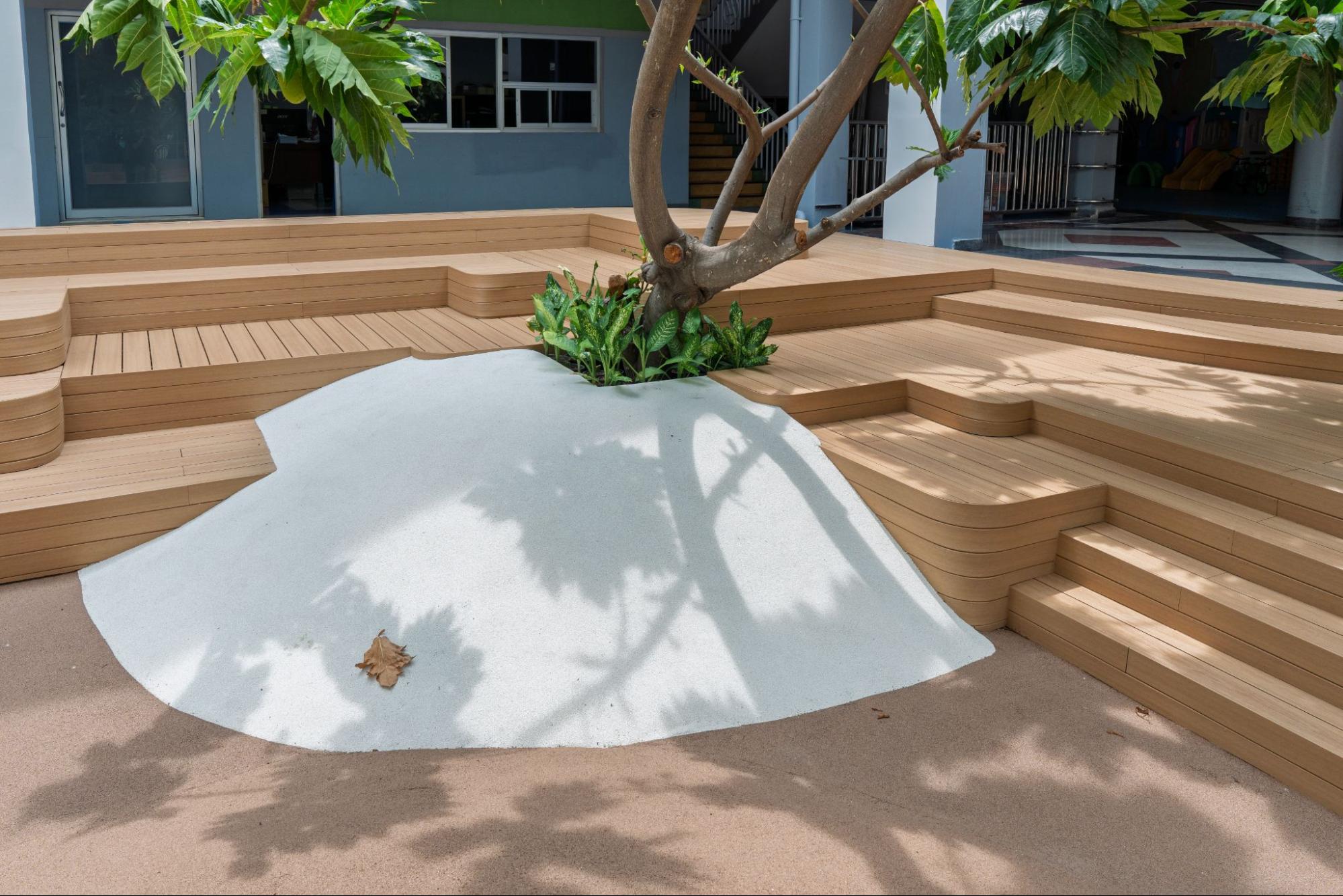 พื้นไม้เทียม K.S. WOOD สี RED CEDAR กับผลงาน โครงการ โรงเรียนแย้มสอาดรังสิต กับ คอร์ตยาร์ดสนามเด็กเล่น ไม้เทียมดัดโค้ง