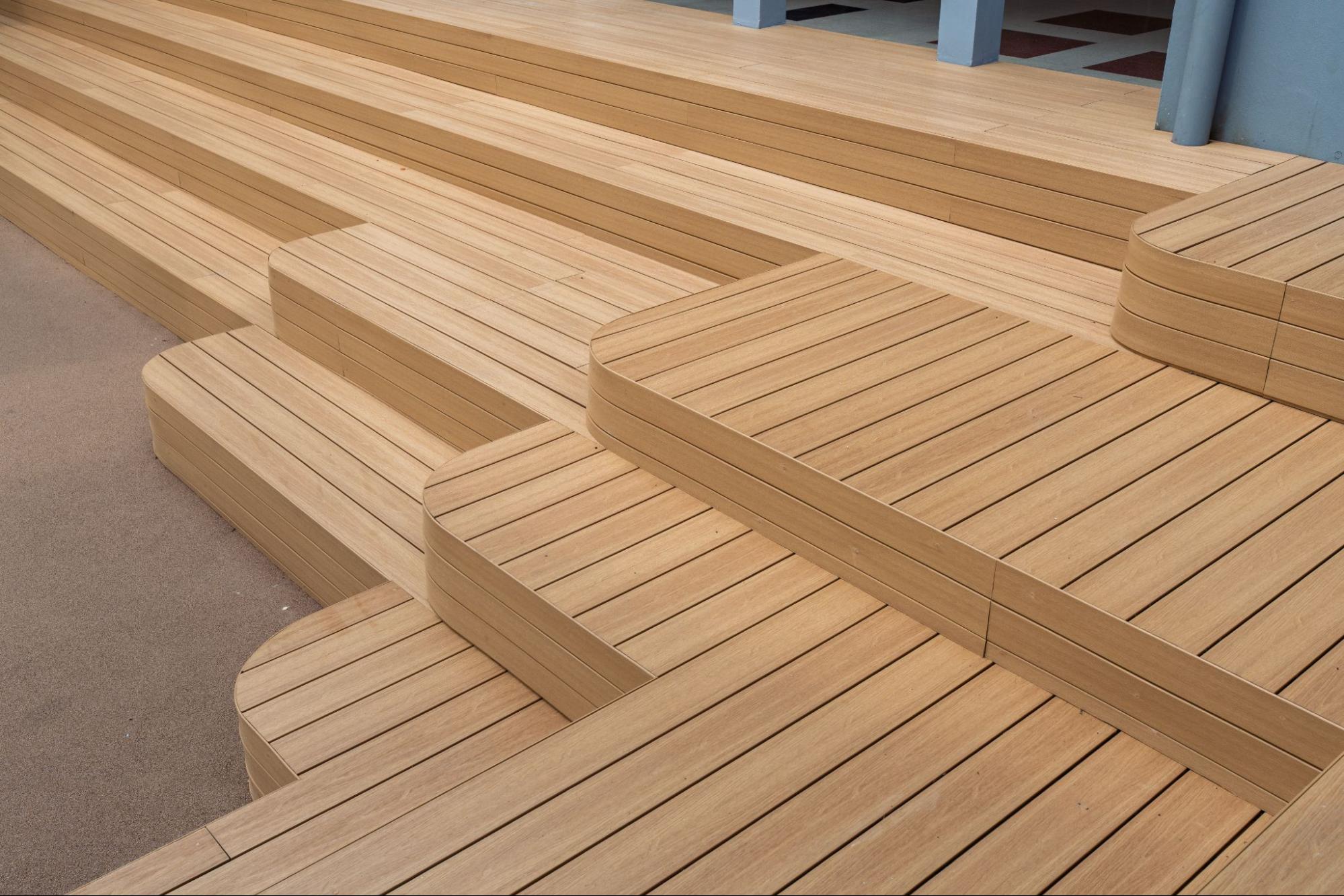 พื้นไม้เทียม K.S. WOOD สี RED CEDAR กับผลงาน โครงการ โรงเรียนแย้มสอาดรังสิต กับ คอร์ตยาร์ดสนามเด็กเล่น ไม้เทียมดัดโค้ง