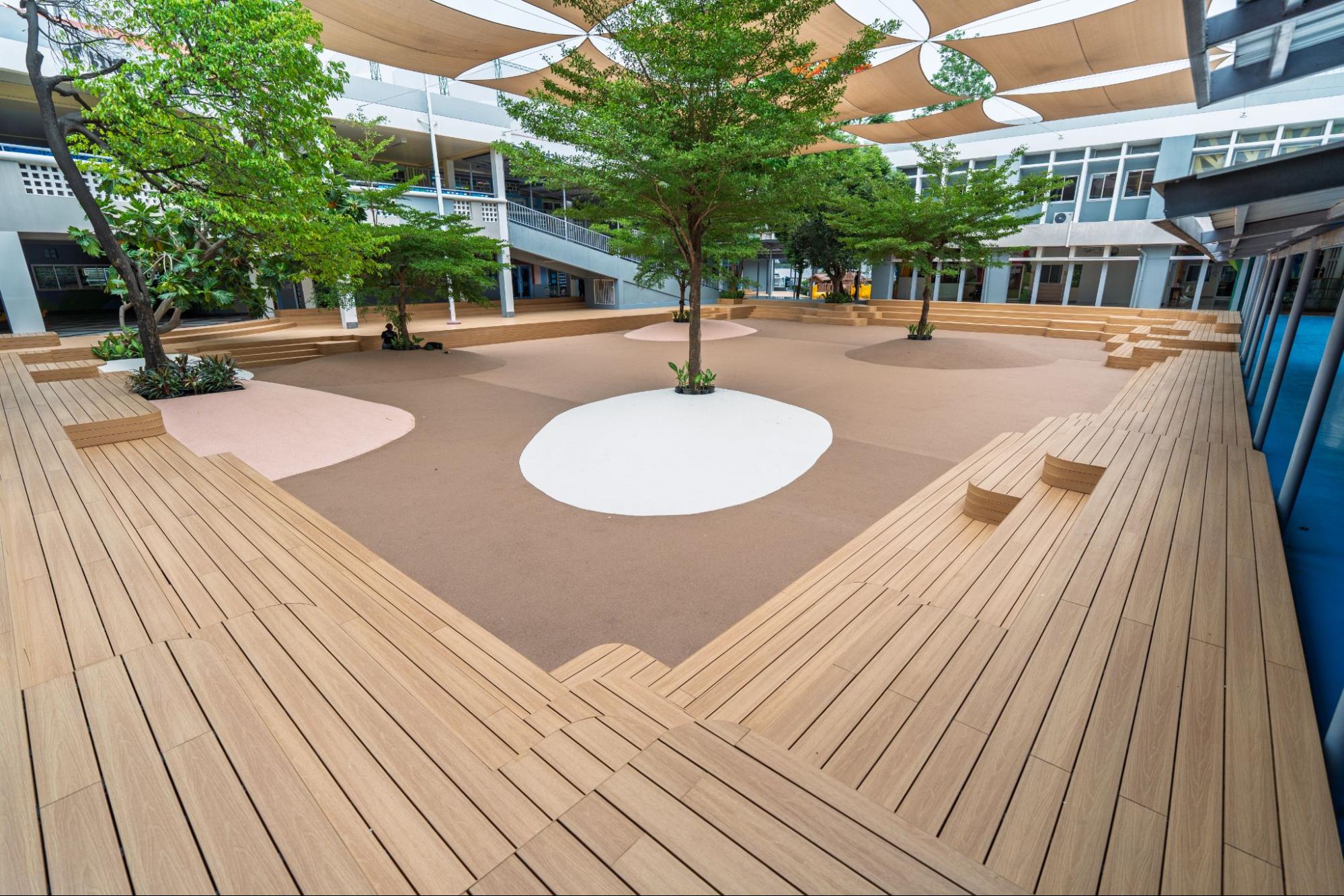 พื้นไม้เทียม K.S. WOOD สี RED CEDAR กับผลงาน โครงการ โรงเรียนแย้มสอาดรังสิต กับ คอร์ตยาร์ดสนามเด็กเล่น ไม้เทียมดัดโค้ง